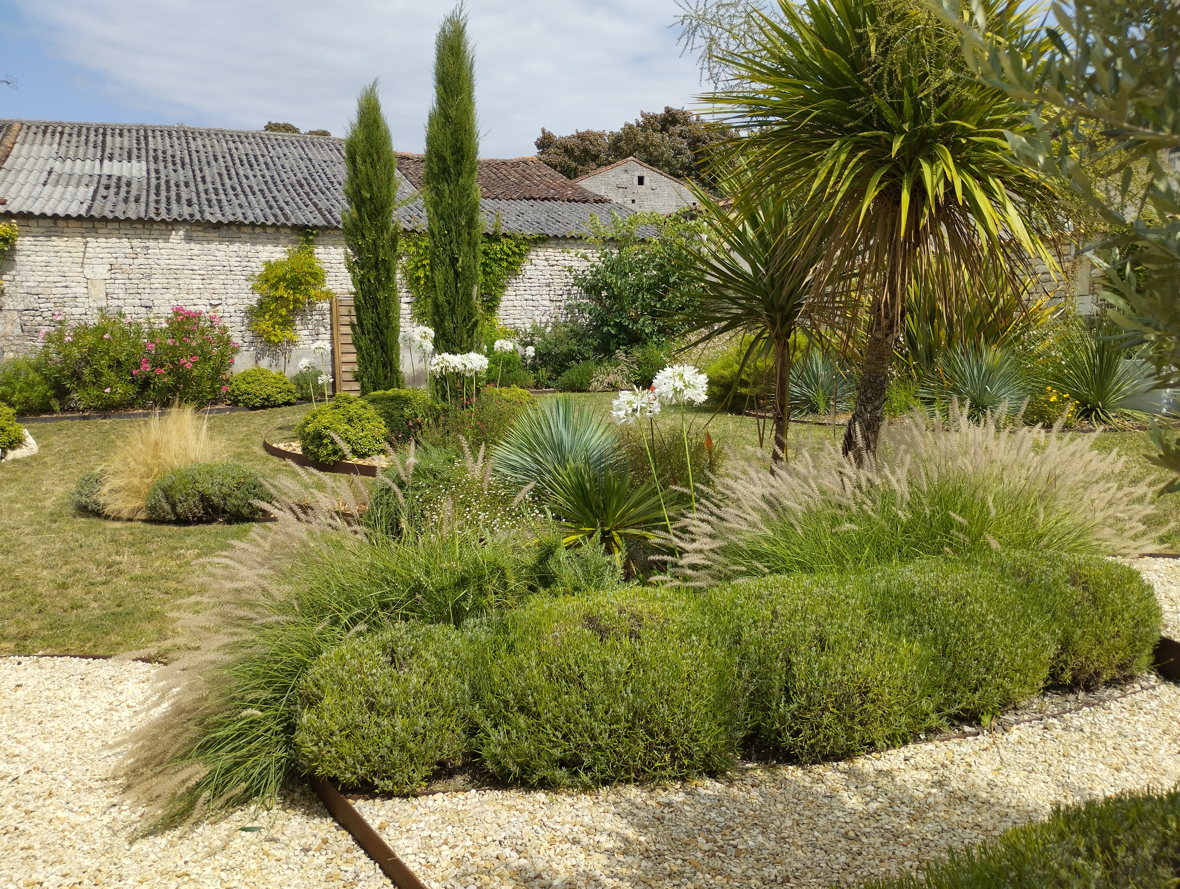 Retour sur un jardin que nous avons aménagé il y a quelques années en Charente